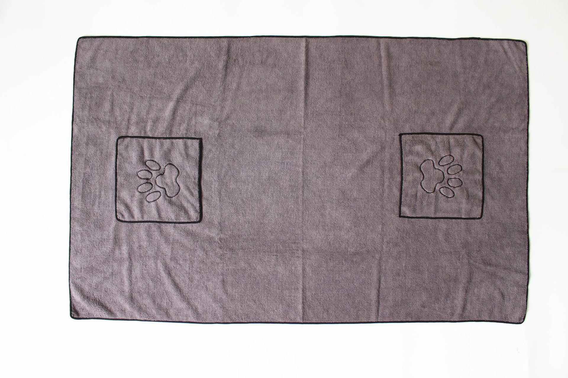 VYKORO DryPaw™ — serviette microfibre 50 × 100 cm en usage