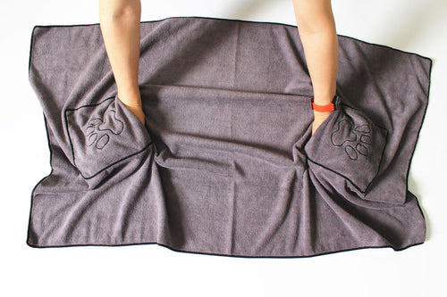 Serviette microfibre pour chien VYKORO DryPaw™, coloris gris