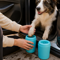 Utilisation du nettoyeur de pattes VYKORO PawClean près de la voiture